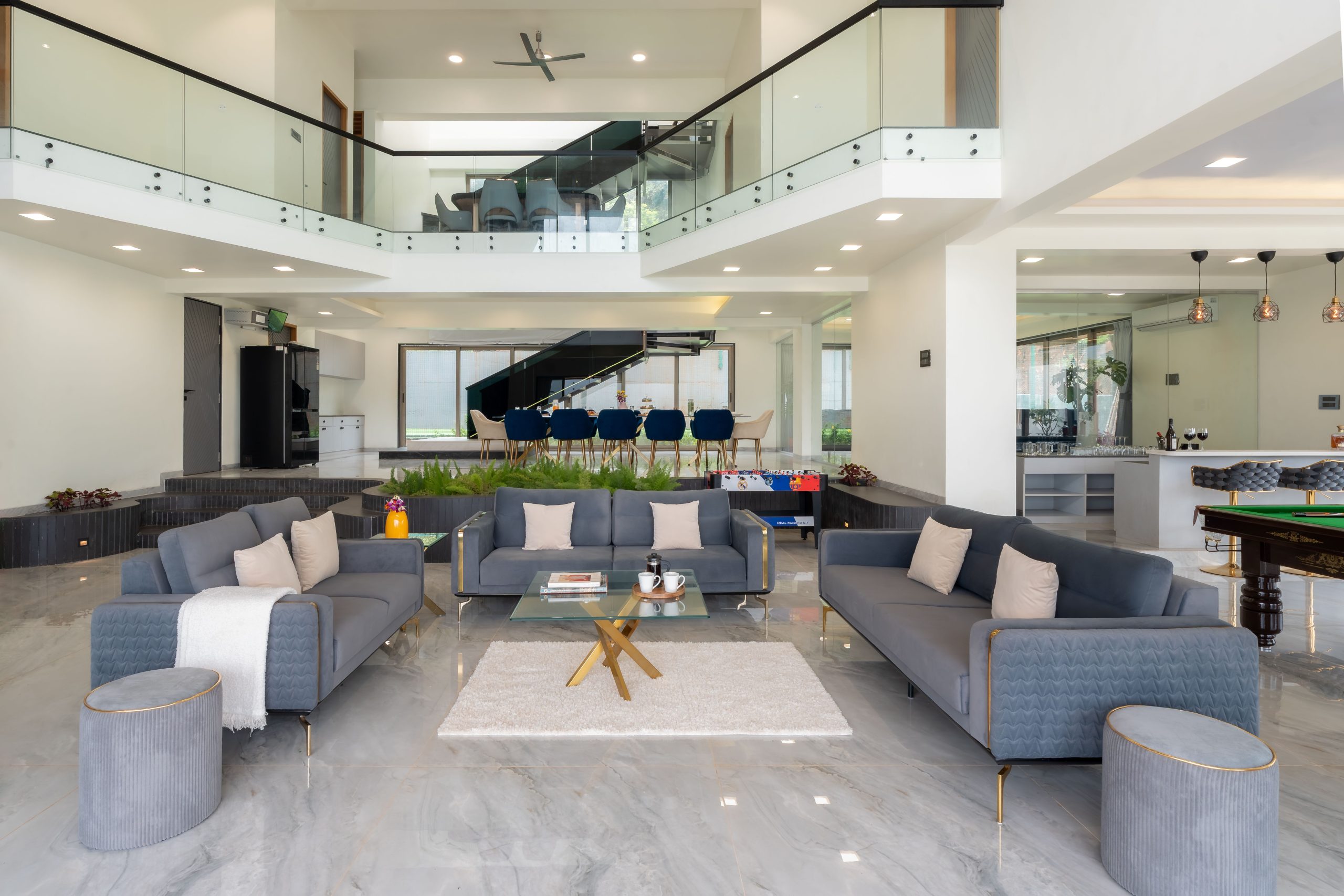 Salon spacieux avec mezzanine et décoration soignée
