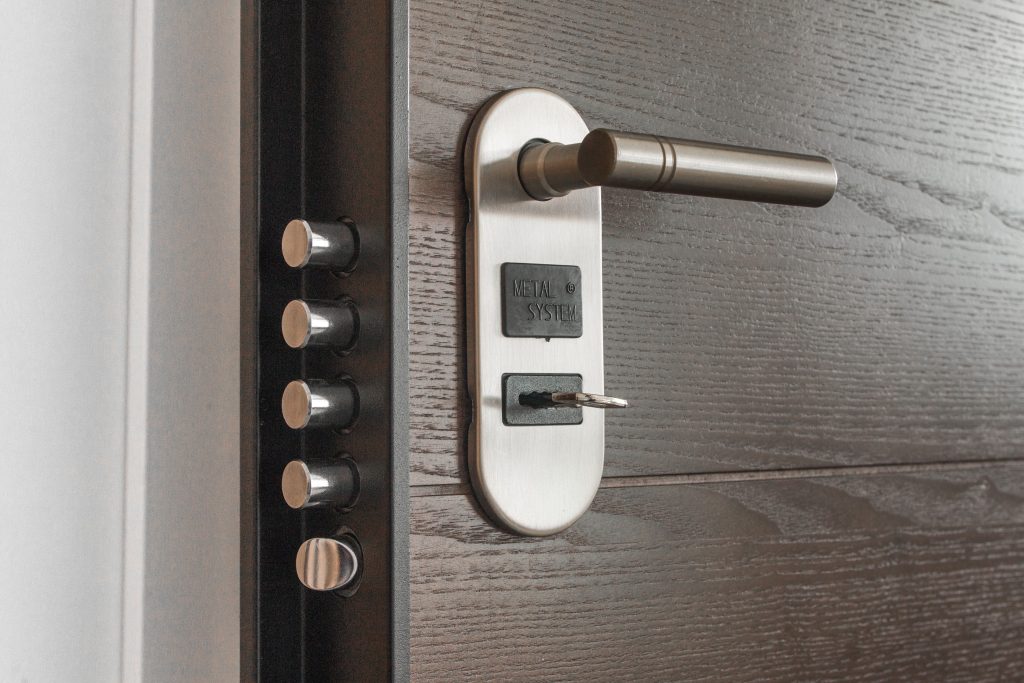 Comment ouvrir une porte d&rsquo;entrée 3 points bloquée ?