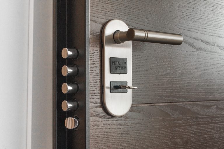 Comment ouvrir une porte d&rsquo;entrée 3 points bloquée ?