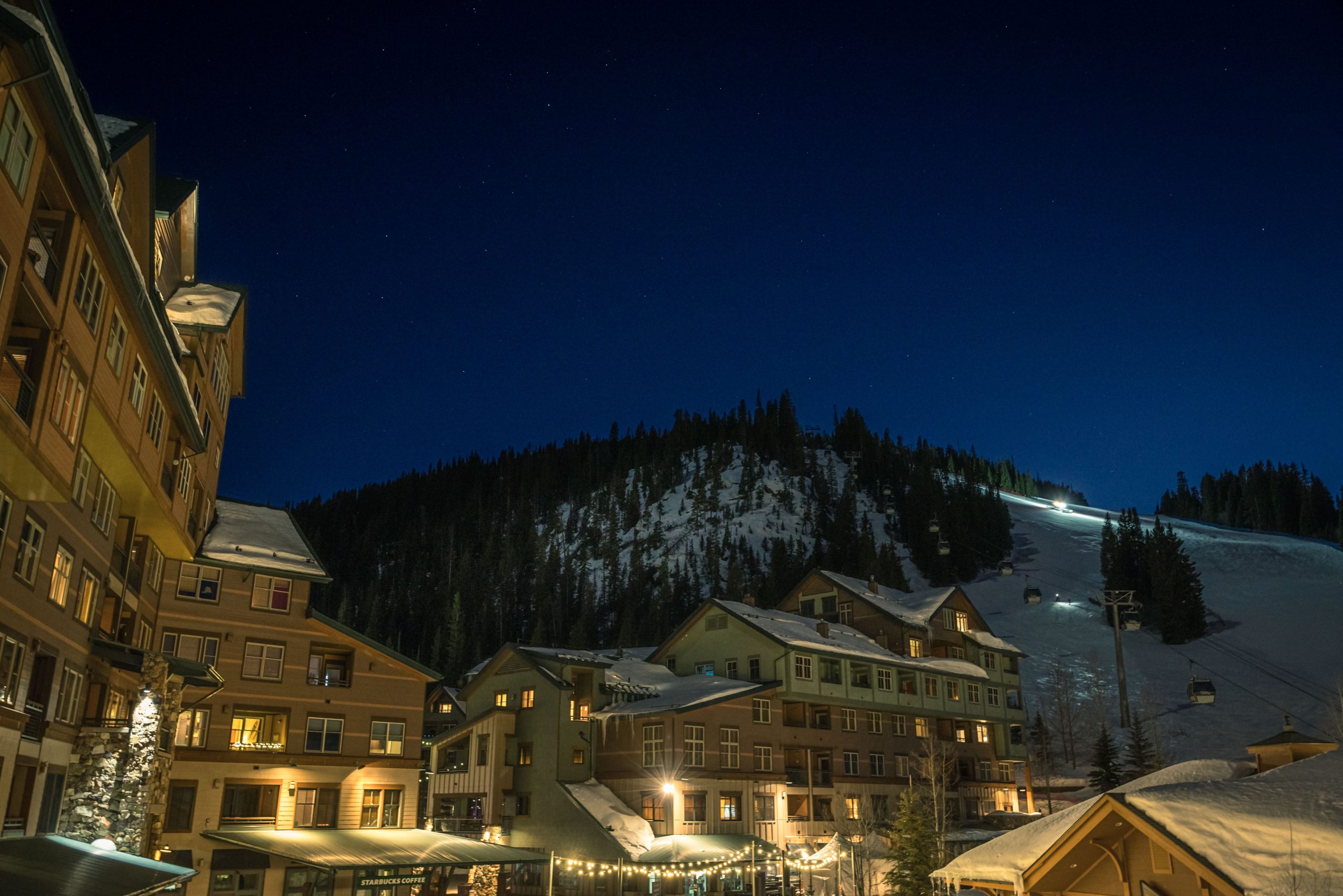 Station de ski illuminée la nuit en hiver
