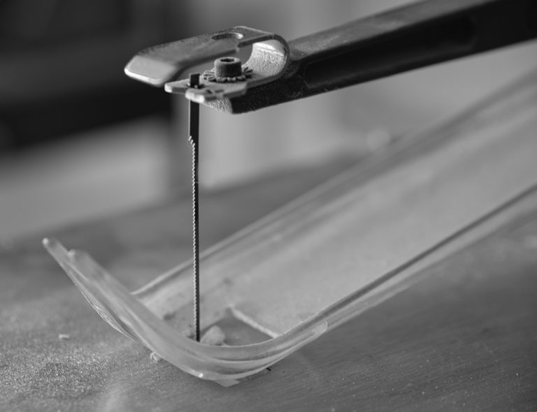 Quel outil choisir pour couper du plexiglas sans le fissurer ?