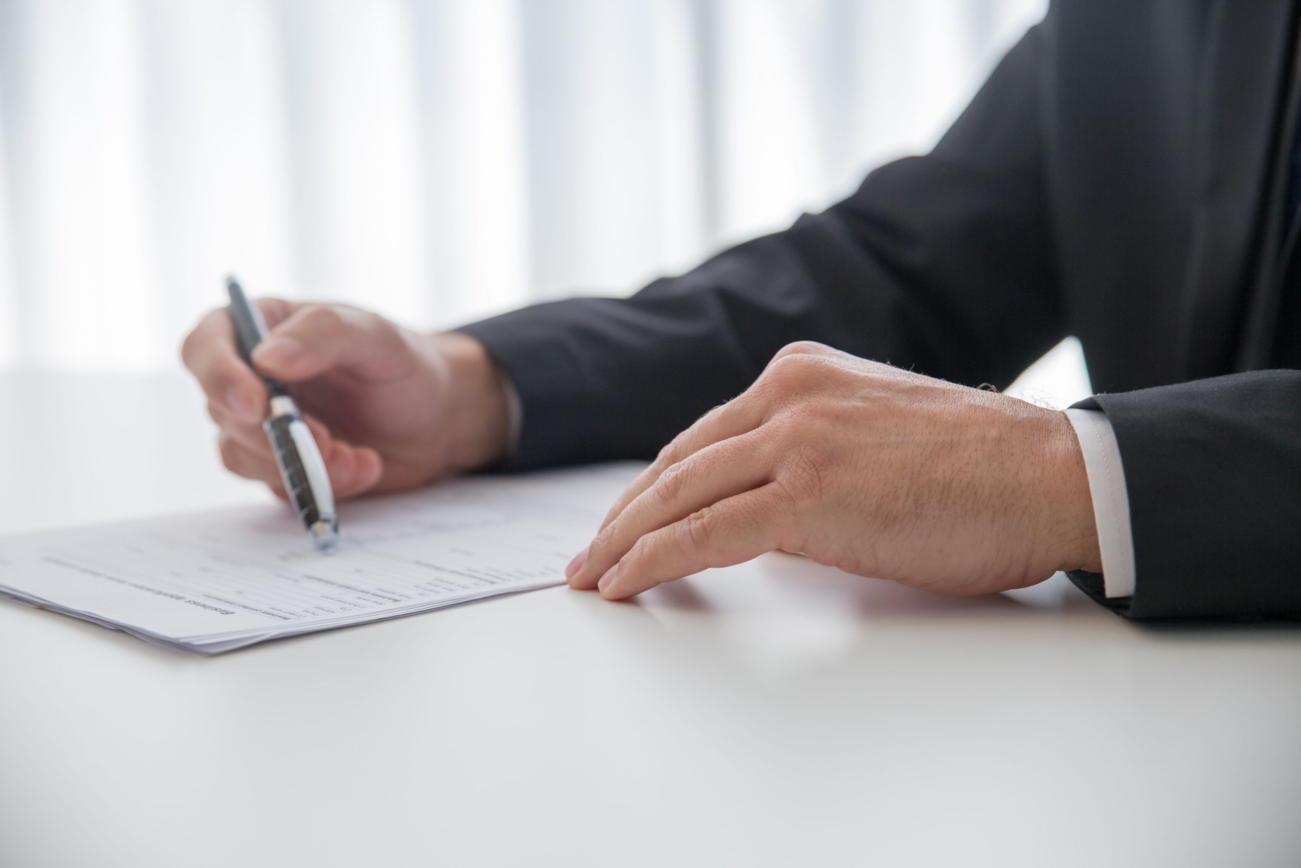 Homme d'affaires signant des documents importants