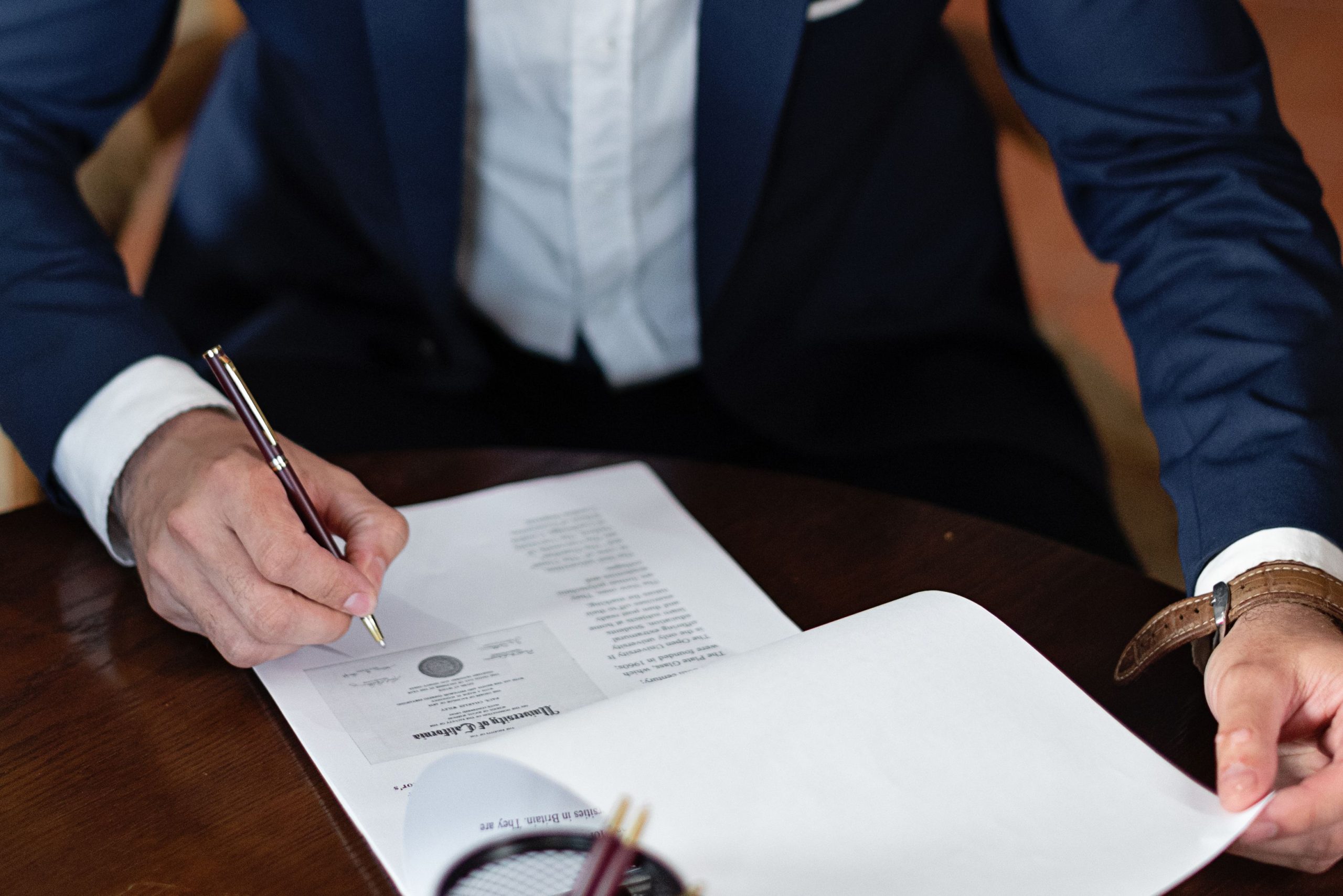 Professionnel signant des documents légaux au bureau