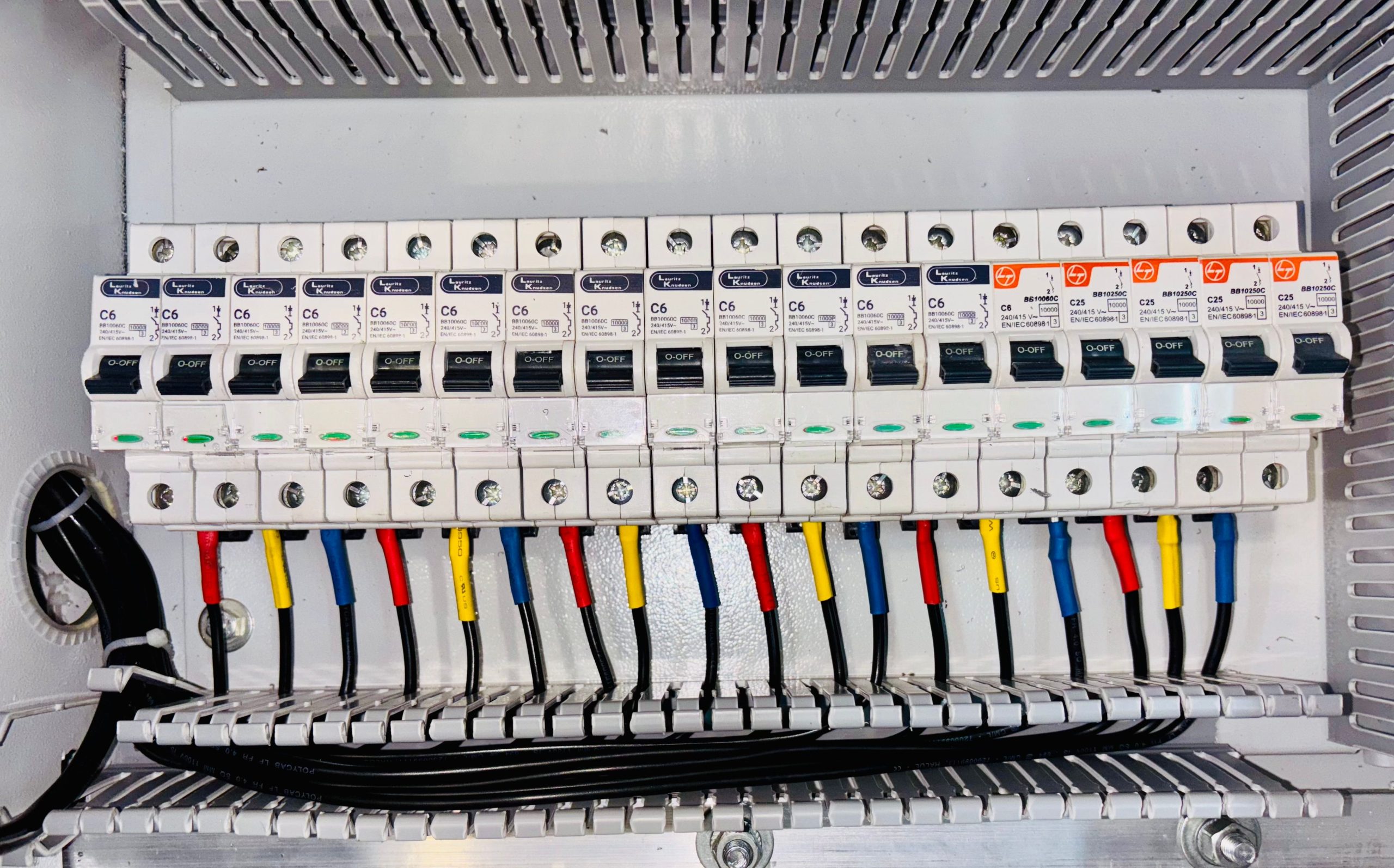Tableau électrique avec câbles codes couleur