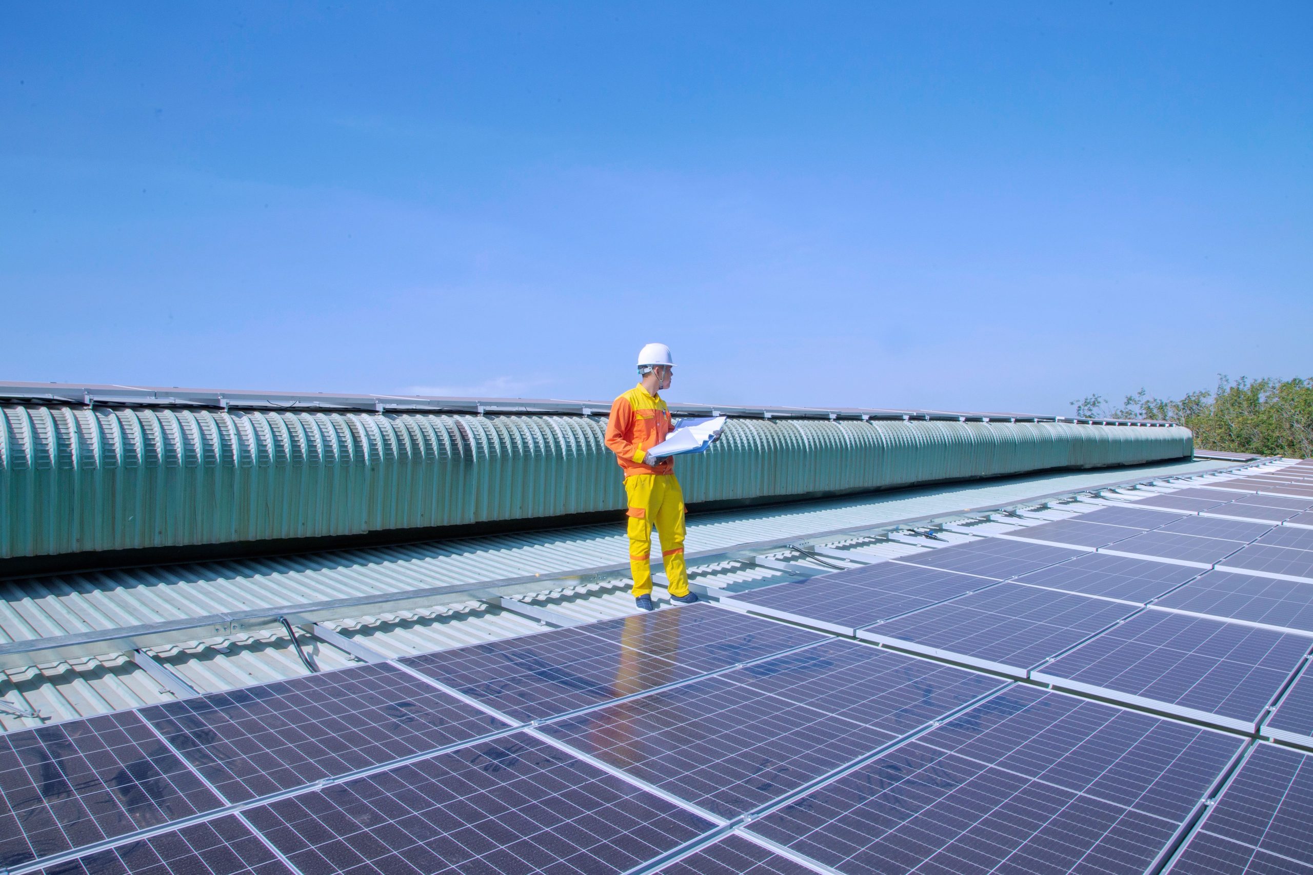 Technicien inspecte panneaux solaires toiture
