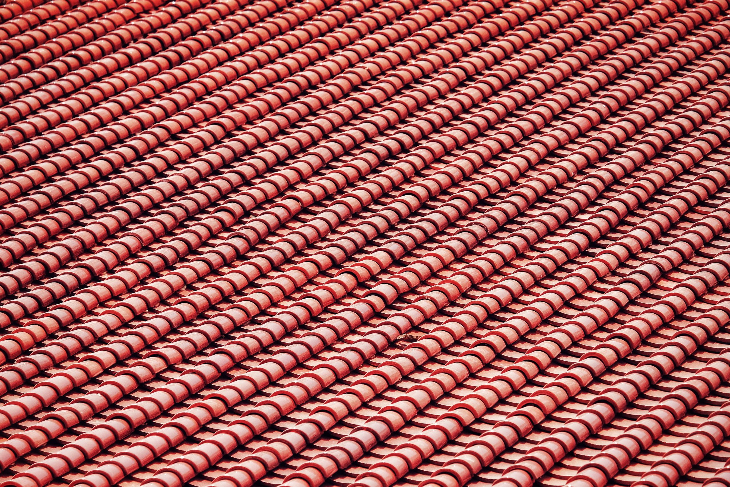 Tuiles de toiture rouges en gros plan