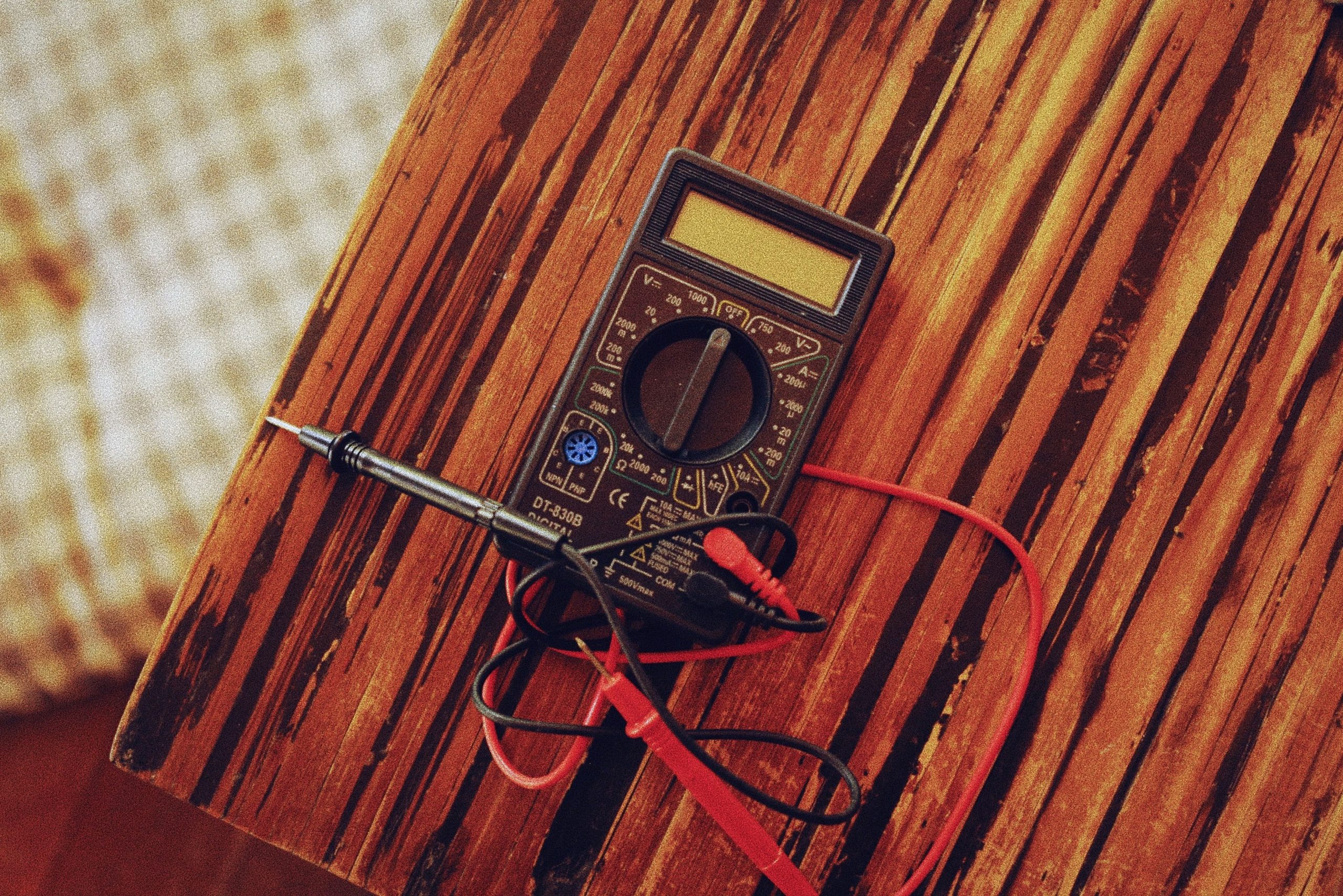 Multimètre numérique sur table en bois